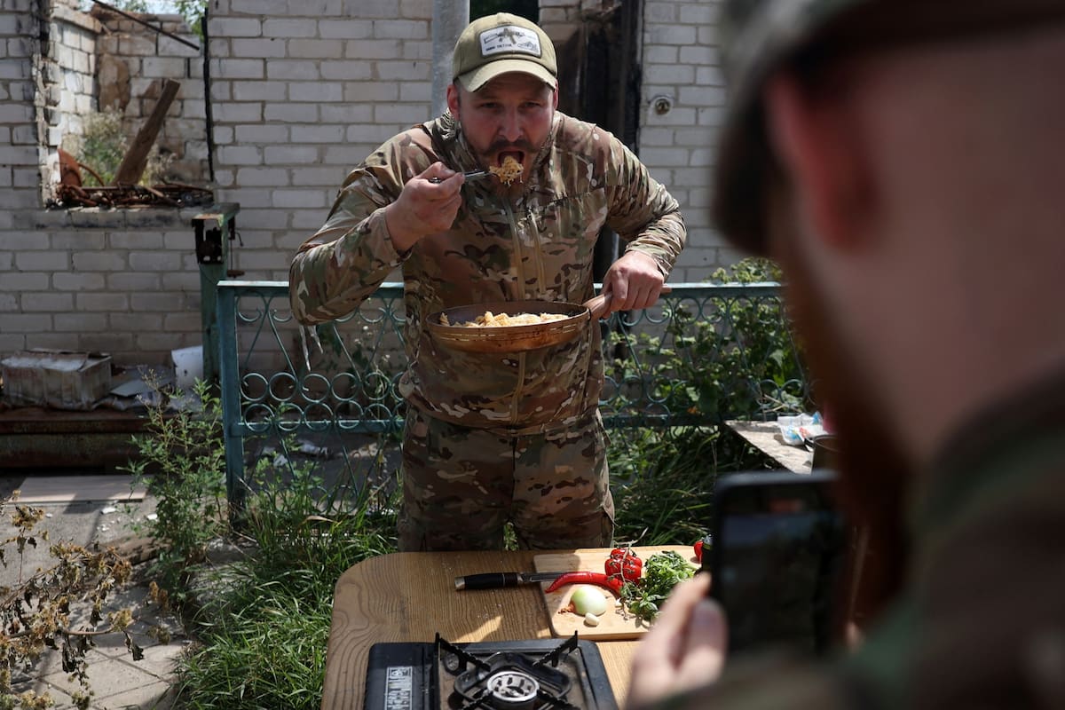 Ruslan Mokritski es un soldado ucraniano que se transformó en influencer mostrando cómo cocina en el frente