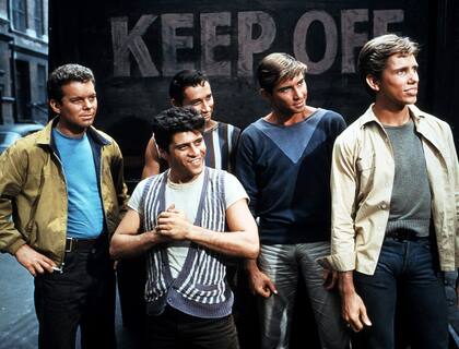 Russ Tamblyn y parte de la pandilla de los Jets