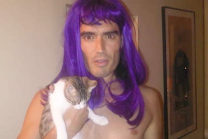 Russell Brand, su prometido, en la tapa alternativa