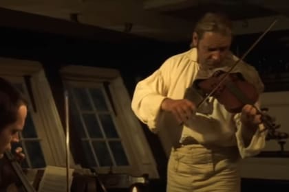 Russell Crowe tomó clases de violín para la película Capitán de Mar y Guerra: La costa más lejana del mundo (Foto: Captura de video)