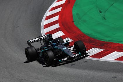 Russell lucha con Hamilton y con su propio compañero de Mercedes, Antonelli