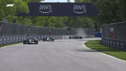 Russell se estrelló contra el muro, sin embargo, el británico pudo continuar en la carrera