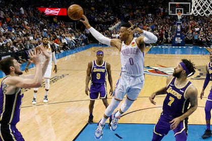 Russell Westbrook promediará un triple doble por tercera vez consecutiva; en toda la historia sólo lo había logrado un jugador, Oscar Robertson, pero en una sola temporada