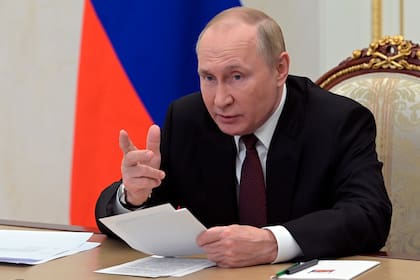 El presidente ruso, Vladimir Putin, supervisa el entrenamiento de las fuerzas de disuasión estratégica, tropas responsables de responder a las amenazas de guerra nuclear, a través de un enlace de video en Moscú el 26 de octubre de 2022.