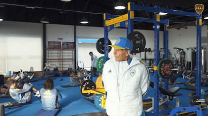 Russo, atento al trabajo del plantel de Boca en el gimnasio