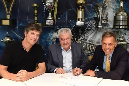 Mario Pergolini, junto a Jorge Amor Ameal, presidente de Boca, el día de la firma del contrato de Miguel Ángel Russo.