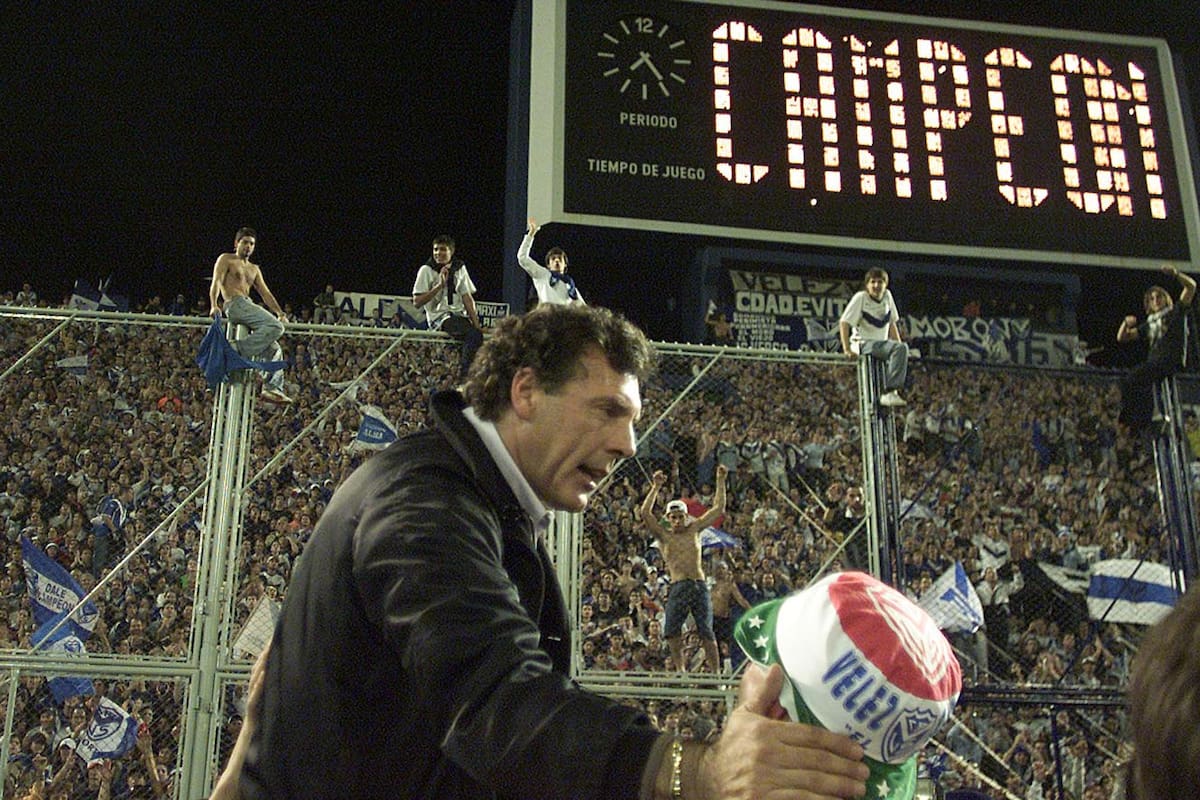 Russo fue llevado en andas en Vélez en 2005, cuando se consagró en Liniers ante una multitud