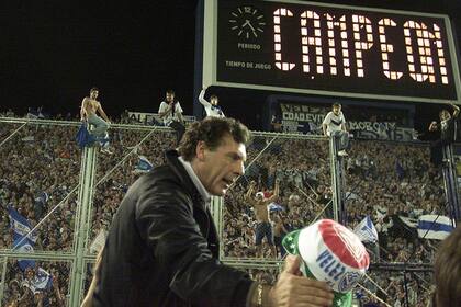 Russo fue llevado en andas en Vélez en 2005, cuando se consagró en Liniers ante una multitud