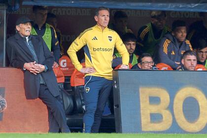 Russo junto a Claudio Ubeda, en el banco de Boca (Photo by ALEJANDRO PAGNI / AFP)