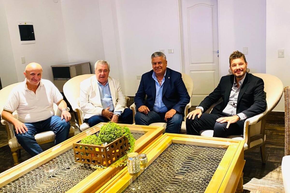 Russo (Lanús), Ameal (Boca), Tapia (presidente de la AFA), y Tinelli (San Lorenzo), en la casa de Sergio Massa, en Tigre.