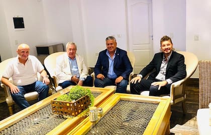 Russo (Lanús), Ameal (Boca), Tapia (presidente de la AFA), y Tinelli (San Lorenzo), en la casa de Sergio Massa, en Tigre. Tiempos de armonía con el presidente del Ciclón