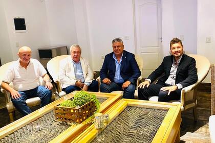 Russo (Lanús), Ameal (Boca), Tapia (presidente de la AFA), y Tinelli (San Lorenzo), en la casa de Sergio Massa, en Tigre.