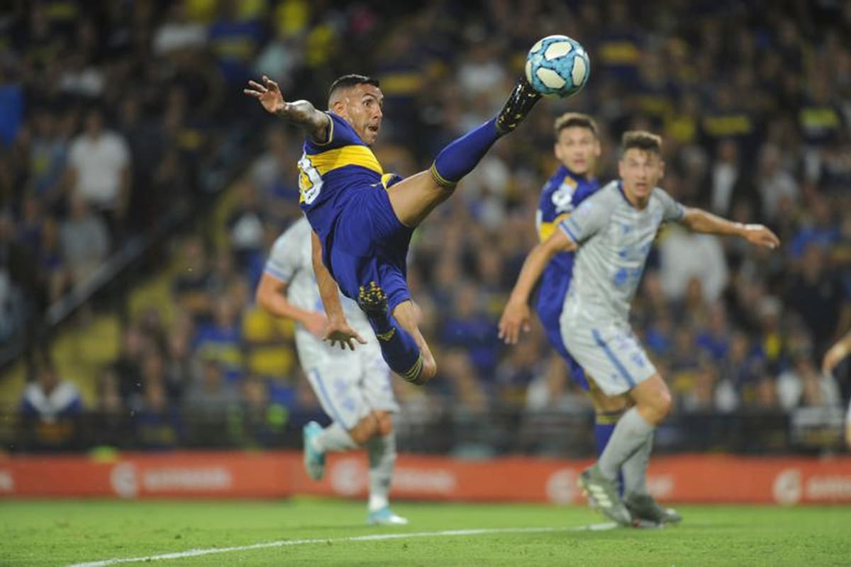 Russo le dio a Carlos Tevez el poder del juego de Boca y Tevez se encontró a sí mismo hasta convertirse en el centro de la evolución del equipo.