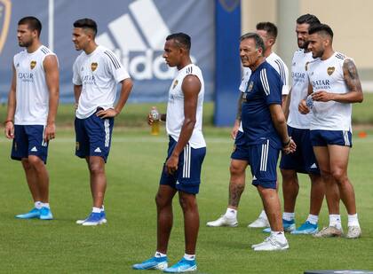 Russo, mezclado con los jugadores de Boca, en un entrenamiento. Adelante, Sebastián Villa, uno de los futbolistas que más creció en estos meses