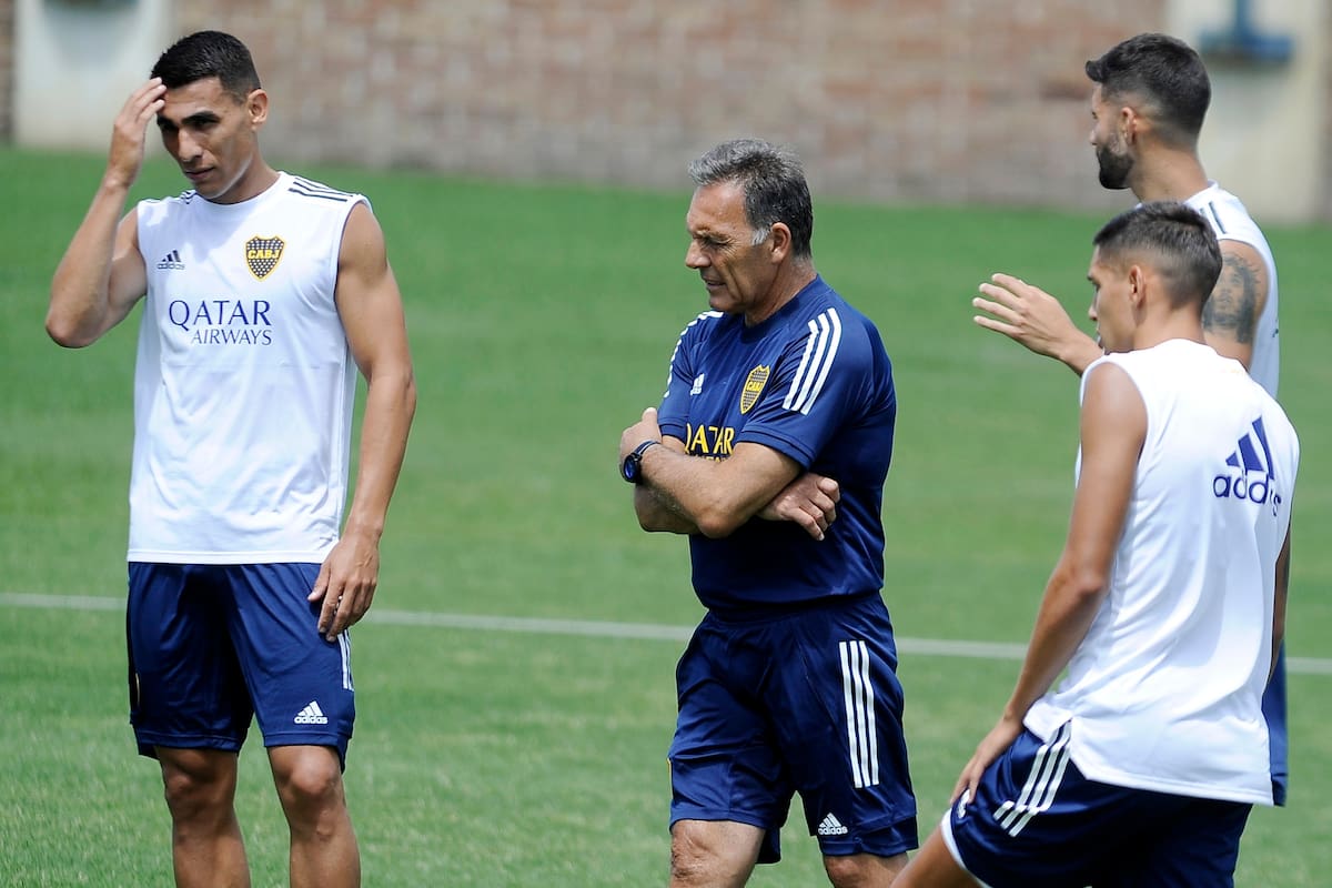 Russo, rodeado por jugadores, en la primera práctica de Boca en el año.