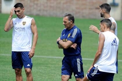 Russo, rodeado por jugadores, en la primera práctica de Boca en el año.