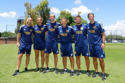 Russo, rodeado por su cuerpo técnico