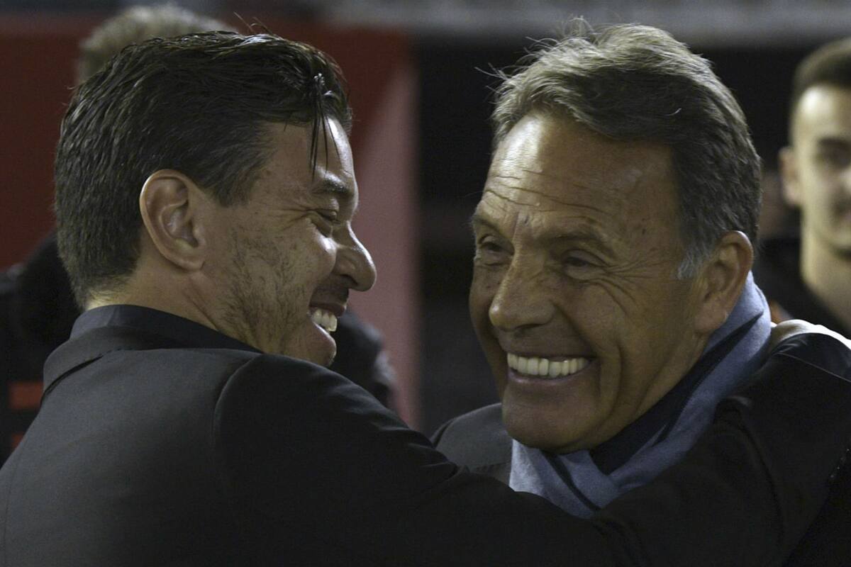 Russo y Gallardo, en el duelo entre River y Alianza Lima, por la Copa Libertadores de este año. El DT viene de experiencias en Perú y Paraguay.