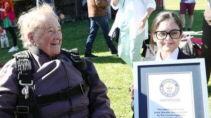 Rut Larsson, emocionada al recibir el récord Guiness