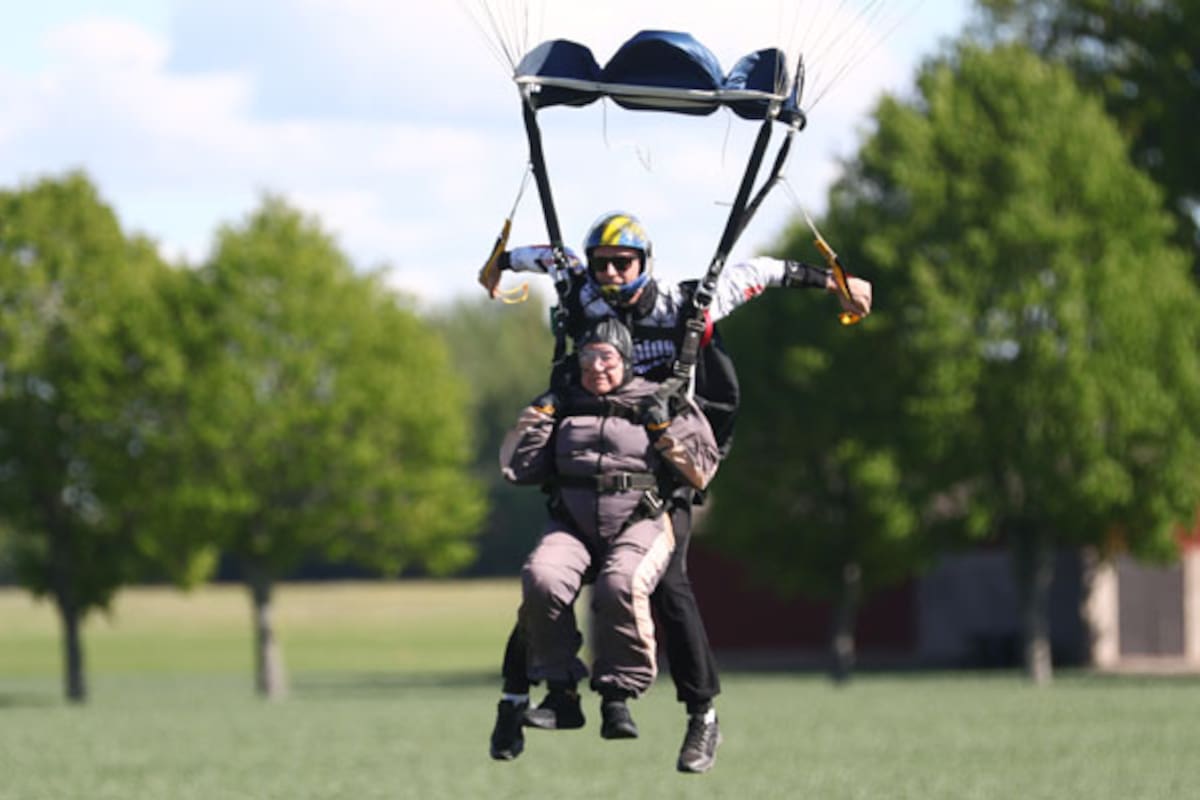Rut Larsson saltó en tándem atada a otro paracaidista. La pareja tocó tierra sin problemas