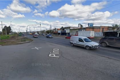 Ruta 4 y Pino: en este cruce dos motochorros balearon a una pareja de policías bonaerenses para robarle a uno de ellos.