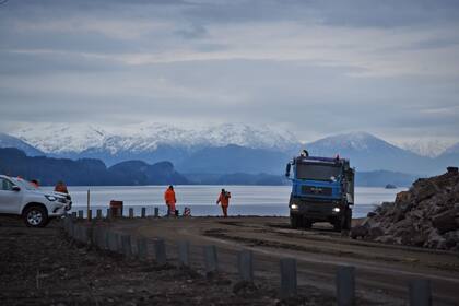 Si bien ya se puede circular, las máquinas continúan trabajando