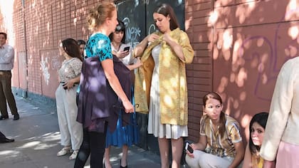 Ruth Fischerman, ultimando detalles de vestuario.