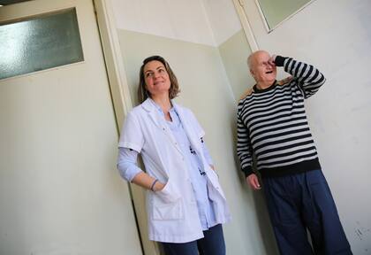 Ruth Kalle, directora ejecutiva del hospital, junto a Gabriel