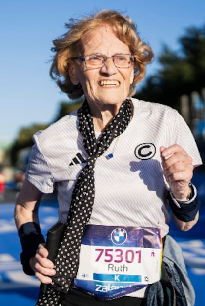 Ruth Ritcher, la corredora alemana de 88 años que hizo historia en el Maratón de Berlín 2026 (Foto: Instagram/qberlinmarathon)