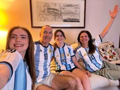 Ruth Walsh, oriunda de Neuquén y radicada en West Sussex, posa junto a su marido, Mike, y sus hijas en Inglaterra, donde la familia vive la previa de la semifinal entre la Argentina y el seleccionado inglés