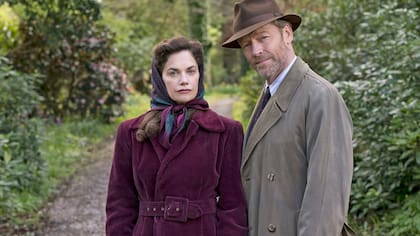 Ruth Wilson e Iain Glen como Alexander y Alison Wilson