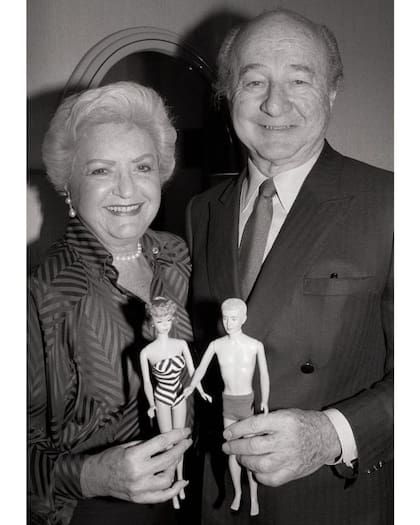 Ruth y Elliot Handler con sus creaciones Barbie y Ken.