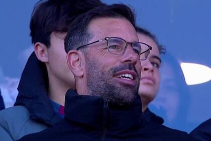 Ruud Van Nistelrooy viajó al país y sorprendió con el motivo principal de su llegada (Foto: Captura TNT Sports)