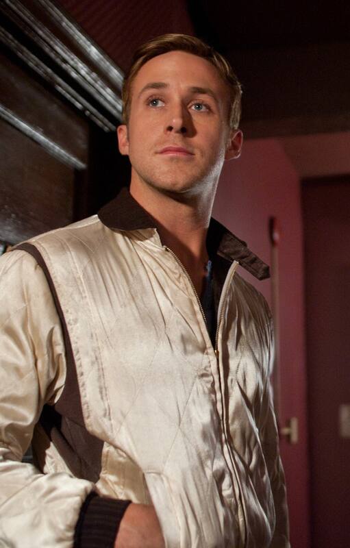 Ryan Gosling con la icónica campera de raso que luce en Drive (2011)
