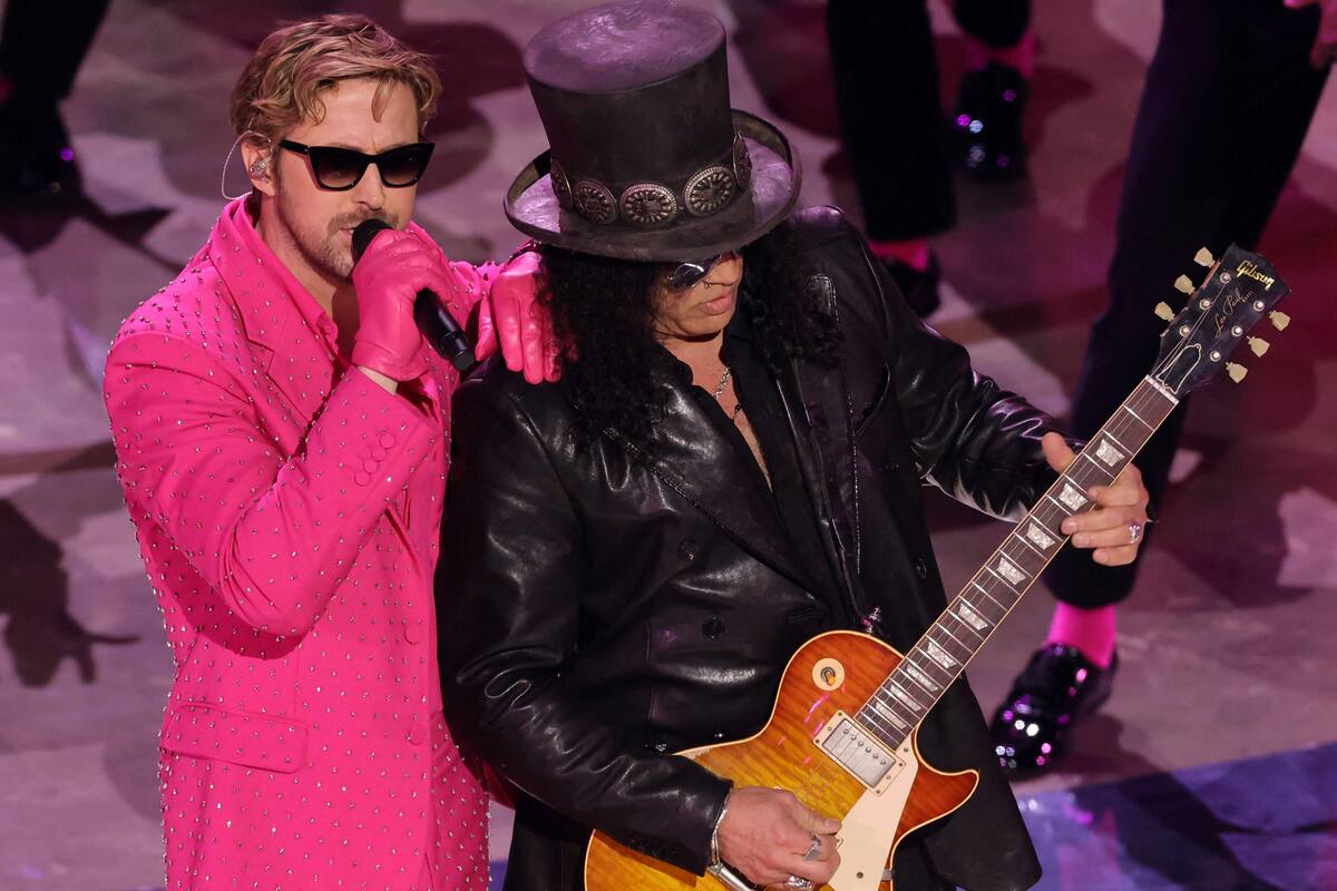 Ryan Gosling junto a Slash durante su interpretación de 'I'm Just Ken', tema de la canción Barbie