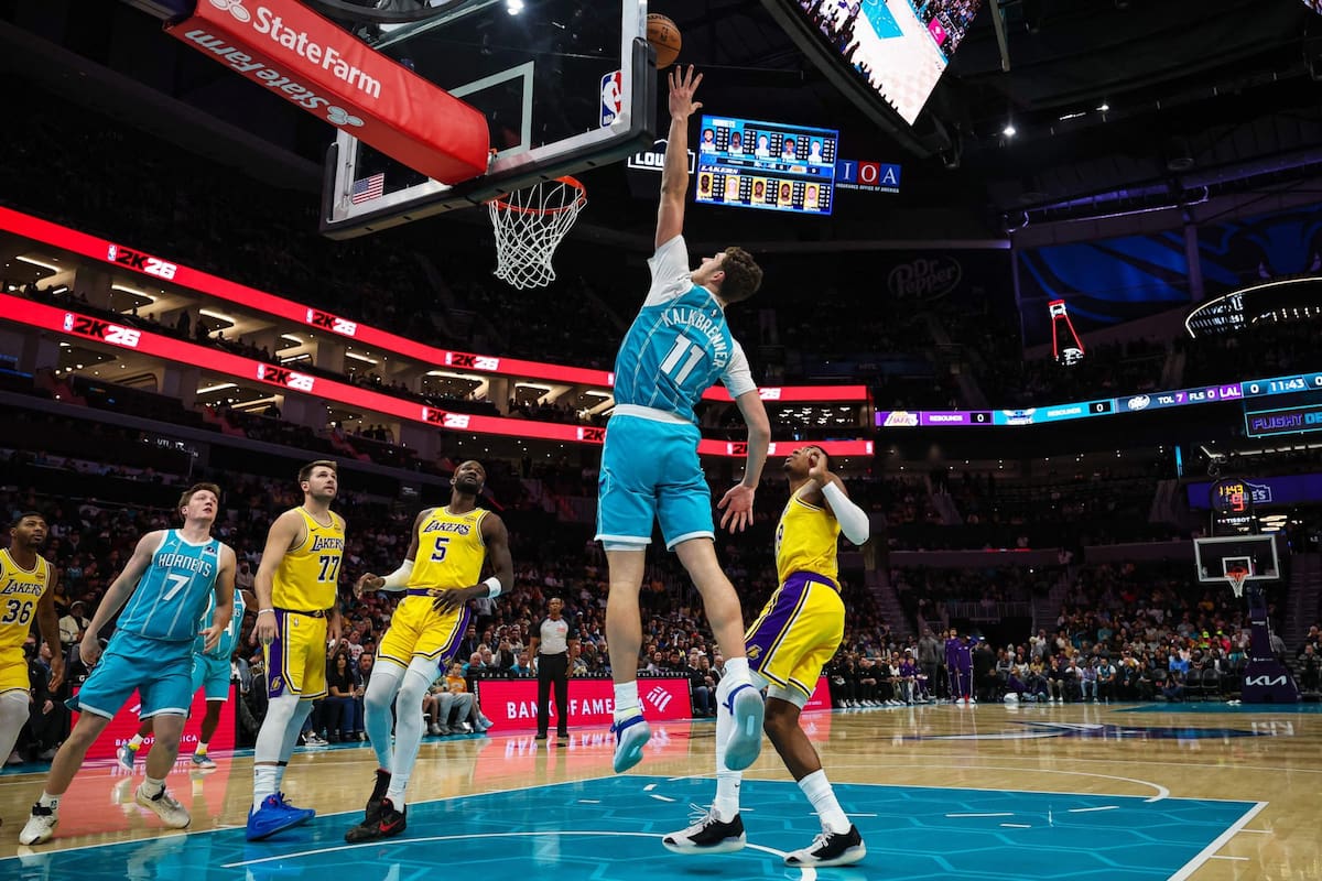 Ryan Kalkbrenner , con la casaca 11 de Charlotte Hornets, lleva una gran efectividad en sus ´primeros partidos en la NBA