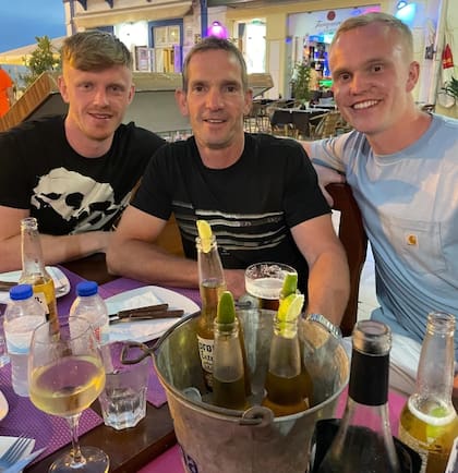 Ryan Lloyd se encontraba de vacaciones cuando fue a un bar del Reino Unido y al otro día notó que algo malo pasaba en su cuerpo