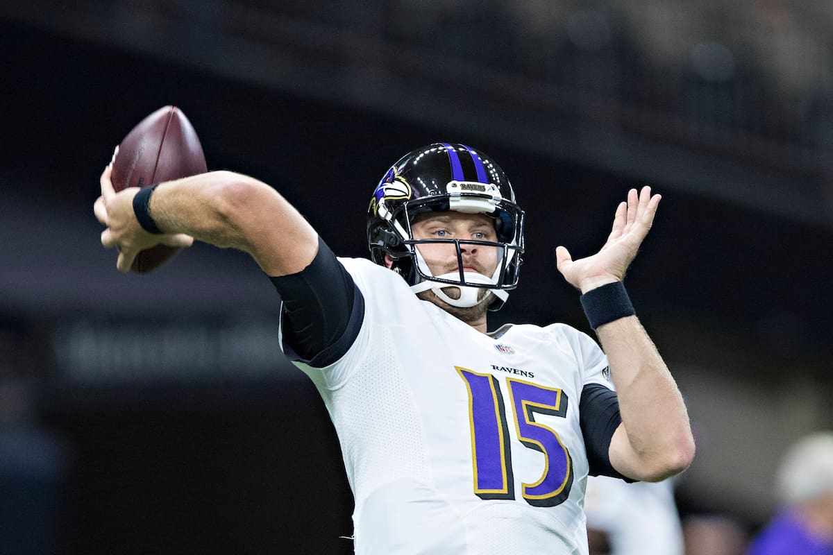 Ryan Mallett estira su brazo derecho para lanzar un pase con la camiseta de los Baltimore Ravens; el mariscal de campo falleció este martes en una playa de la Florida