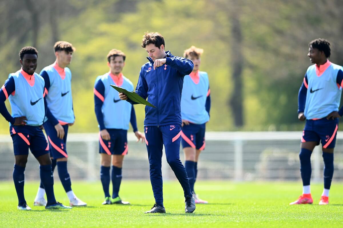 Ryan Mason, entrenador interino del Tottenham da instrucciones a su equipo durante un entrenamiento