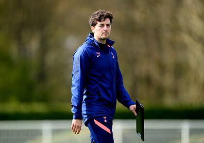 Ryan Mason, reemplazante interino de José Mourinho, durante una práctica de Tottenham Hotspur, equipo que dirigirá esta semana. Mason debió retirarse a los 26 años luego de una contusión sufrida al chocar contra Gary Cahill, en un partido de la Premier League, en 2017.