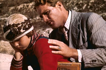 Ryan O'Neal en una escena de Luna de papel junto con su hija en la vida real, Tatum