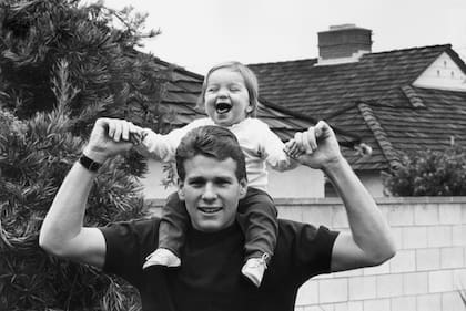 Ryan O'Neal y su hija Tatum, en su primer cumpleaños