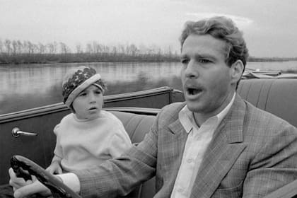 Ryan ONeal y su hija Tatum, en una escena de la película Luna de Papel