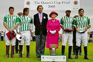 Ryan Pemble, Alejandro Díaz Alberdi, un organizador,
la reina Isabel II, Alí Albwardy y Adolfo Cambiaso