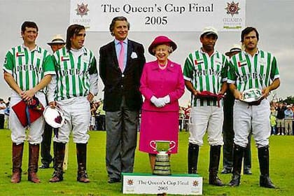 Ali Albwardy, el segundo desde la derecha, junto a Ryan Pemble, Alejandro Díaz Alberdi, la reina Isabel II y Adolfo Cambiaso, el crack con el que en 2005, 2010 y 2014 hizo doblete en Inglaterra por Dubai: Copa de la Reina y Copa de Oro.