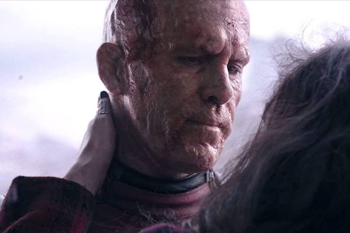 Ryan Reynolds, caracterizado como Deadpool, un hombre que recibió un tratamiento especial que le curó el cáncer, pero que le dejó marcas en la cara y el cuerpo y le dio superpoderes