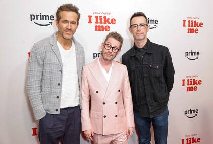 Ryan Reynolds, Macaulay Culkin y el director Colin Hanks posaron juntos antes de entrar a la proyección en Los Ángeles