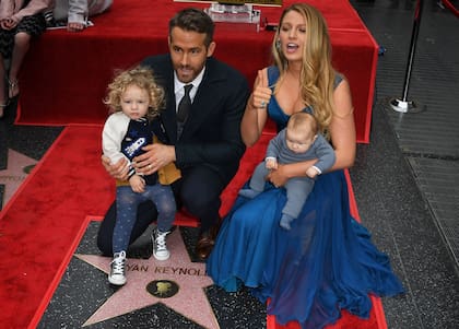Ryan Reynolds y Blake Lively con sus pequeñas posaron muy paciente para los fotógrafos