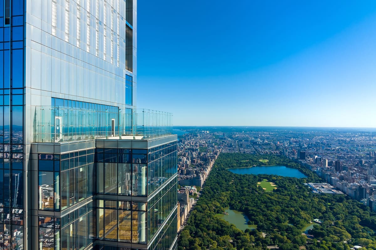 Ryan Serhant está a cargo de la venta del ático más alto del mundo por 250 millones de dólares y así se ve