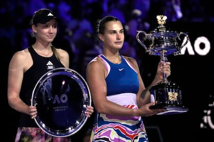 Rybakina y Sabalenka, en la premiación en Melbourne